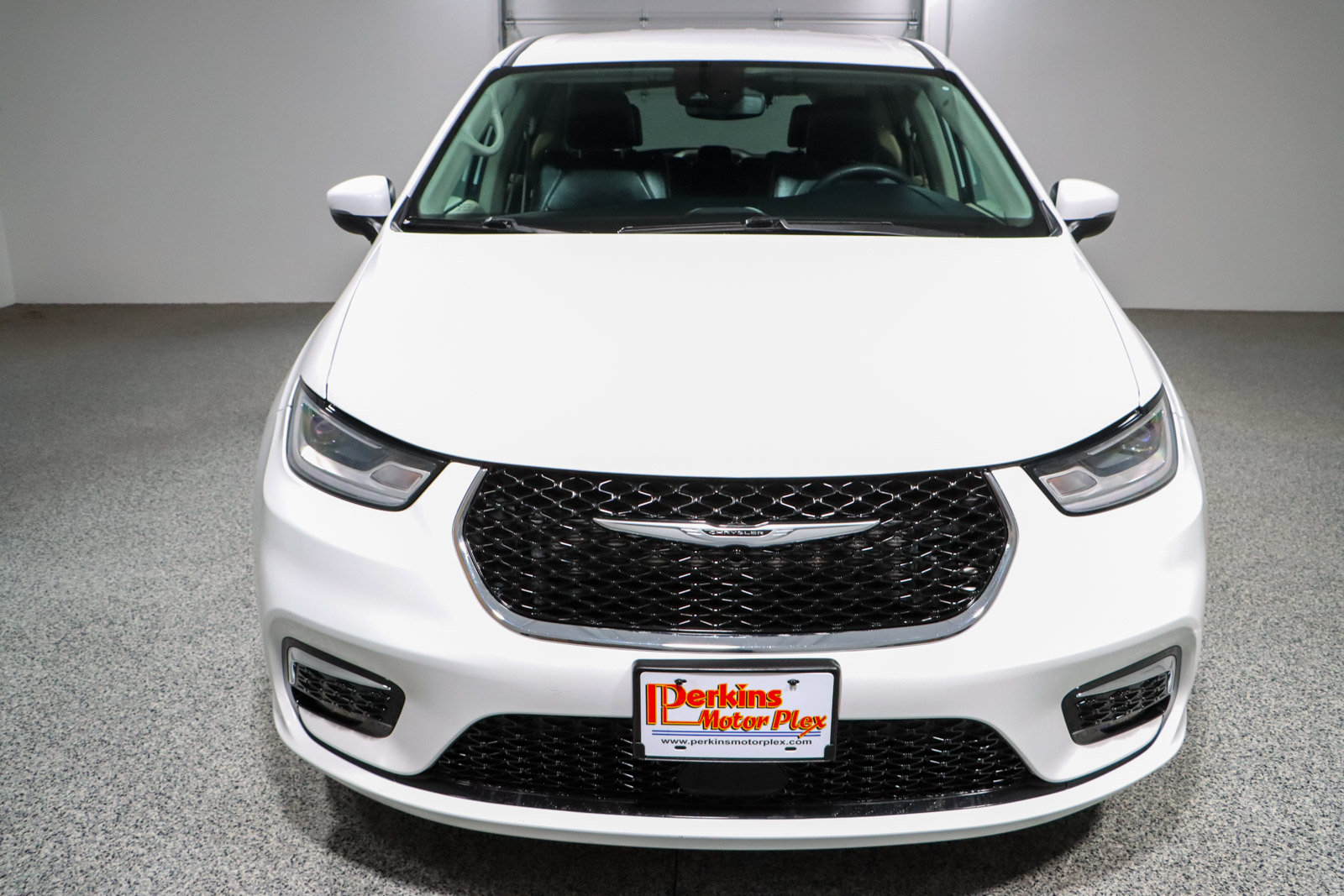 Used 2023 Chrysler Pacifica Touring-L FWD image 4