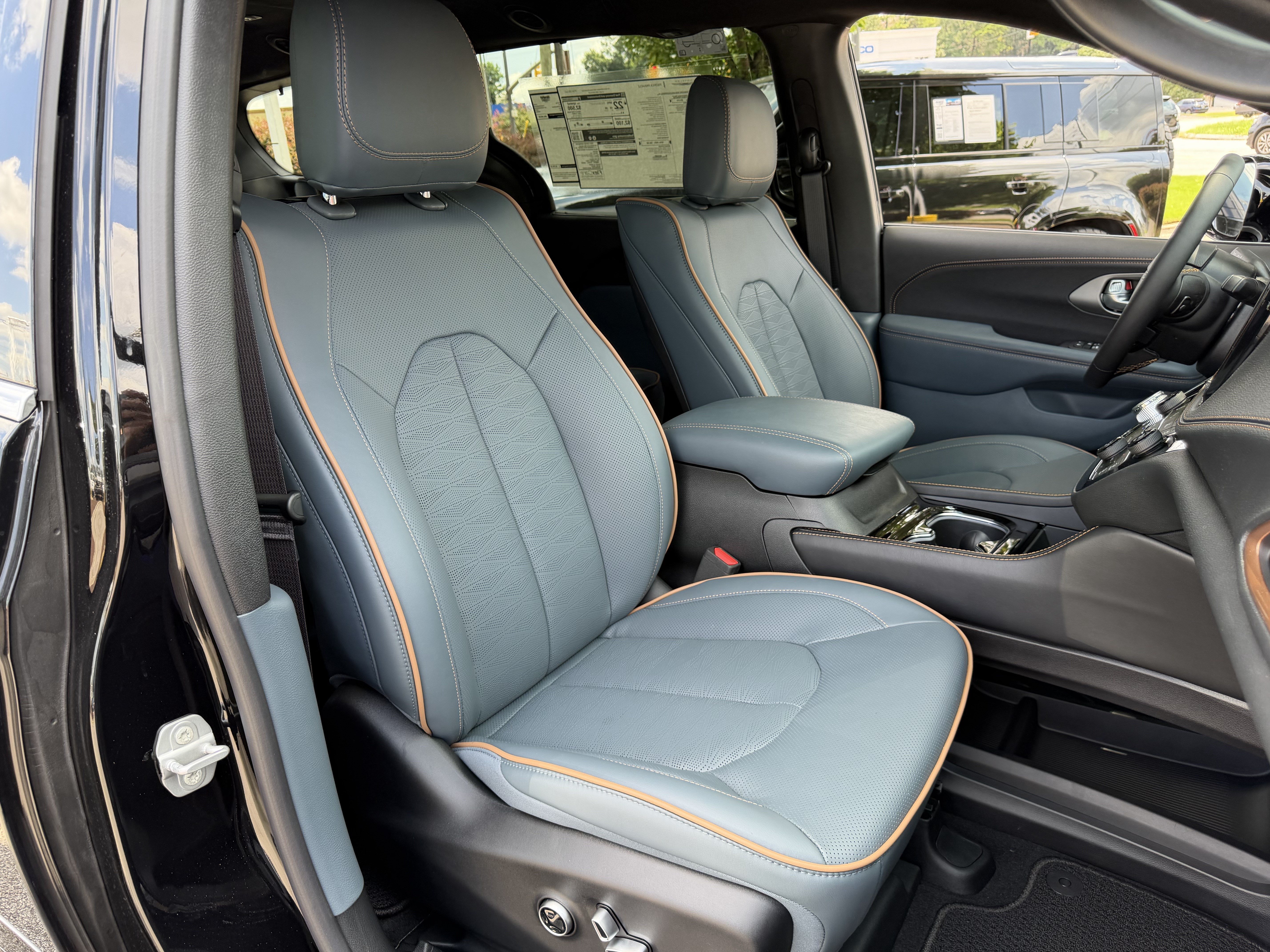 New 2027 Chrysler Pacifica Pinnacle w/ Theater Group FWD image 39