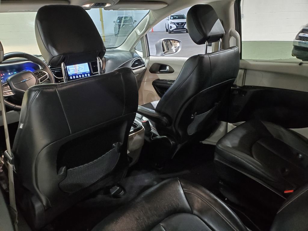 Used 2017 Chrysler Pacifica Premium image 26