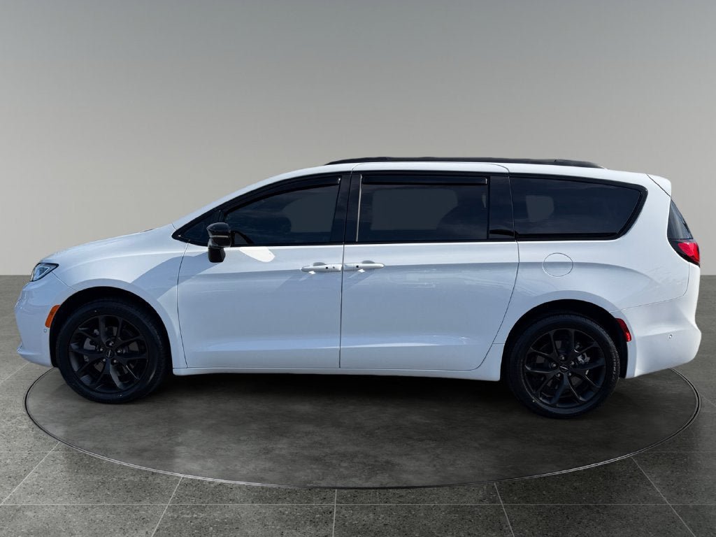 Used 2024 Chrysler Pacifica Limited w/ Uconnect Theater Family Group AWD/4WD image 5