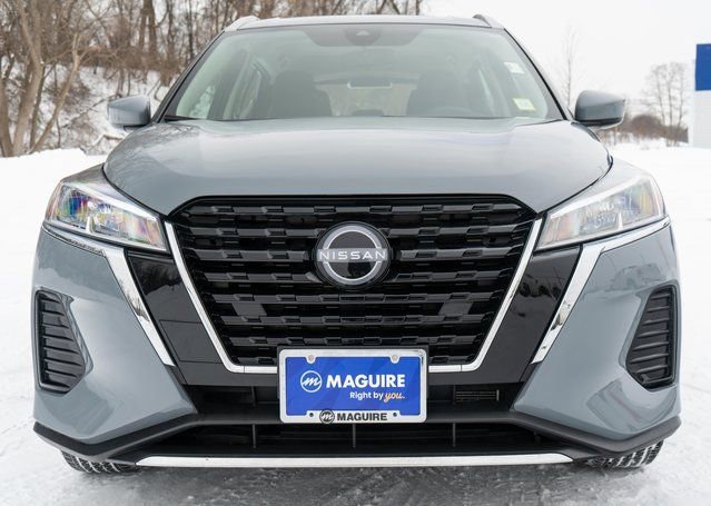 Used 2023 Nissan Kicks SV image 3