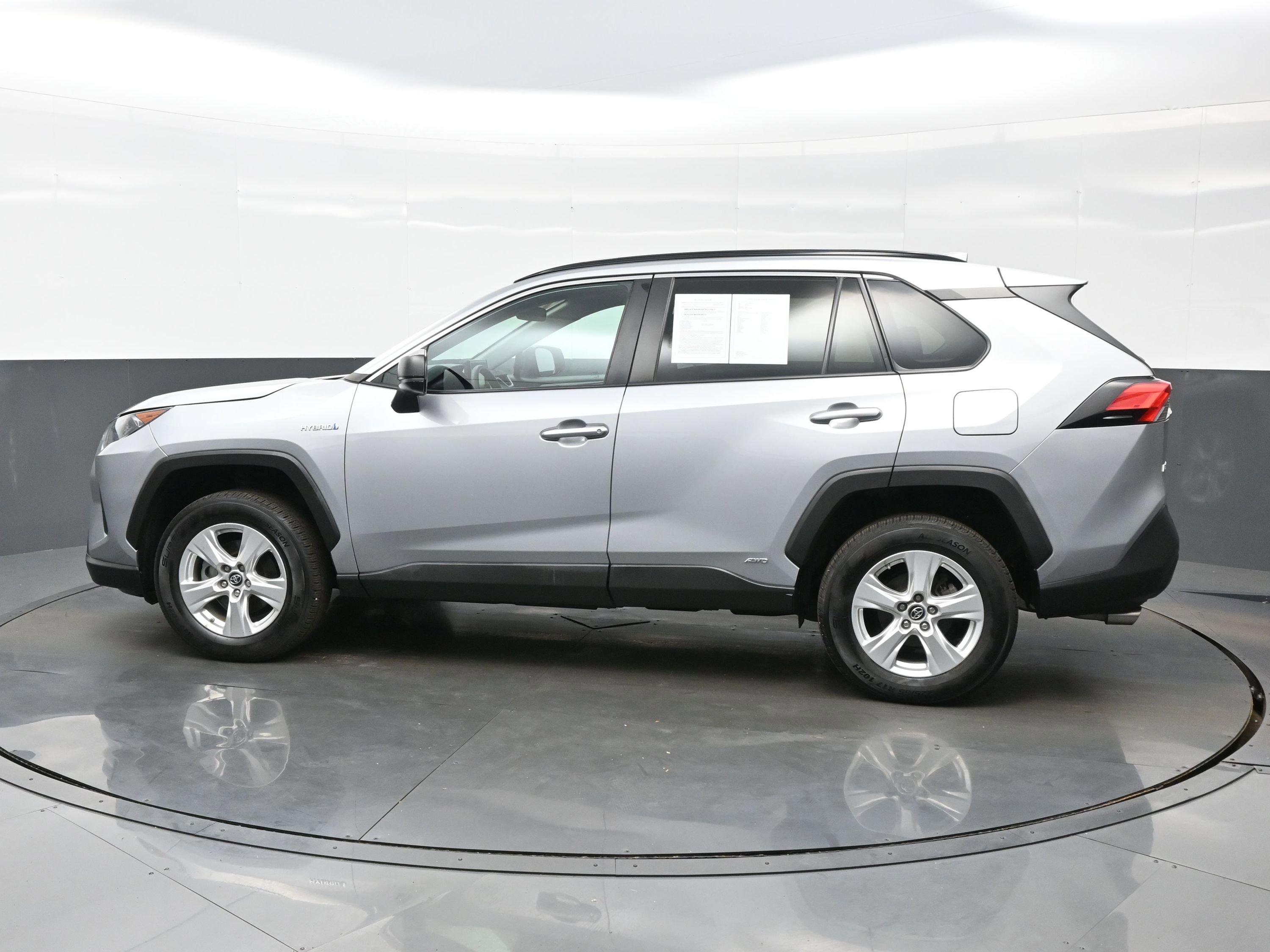 Used 2021 Toyota RAV4 LE image 3