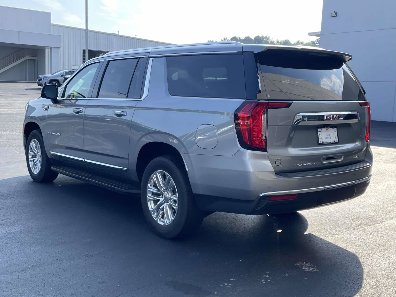 Certified 2024 GMC Yukon XL SLT w/ SLT Luxury Package AWD/4WD image 5