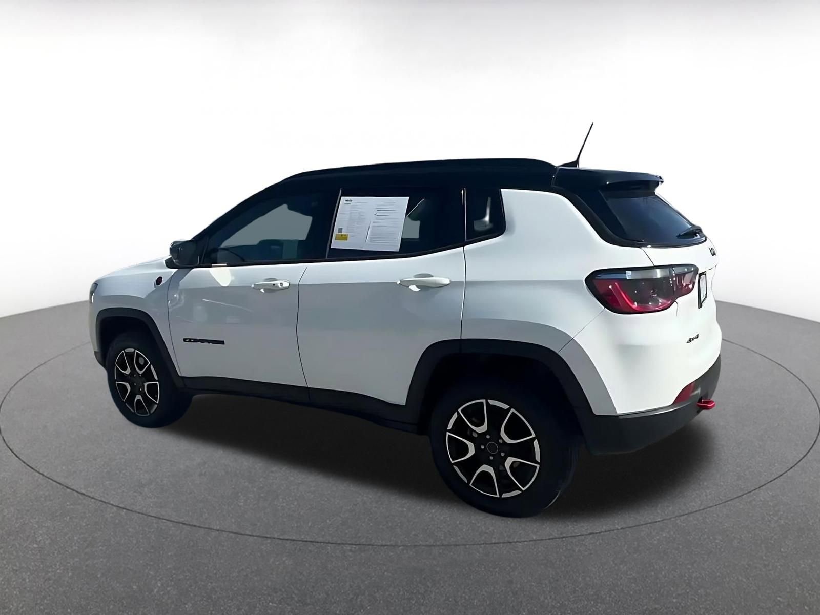 Used 2025 Jeep Compass Trailhawk AWD/4WD image 10