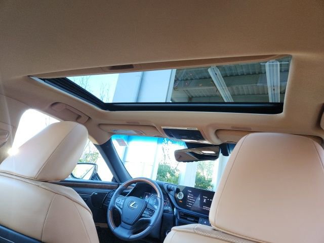 Used 2022 Lexus ES 300h w/ Luxury Package image 23