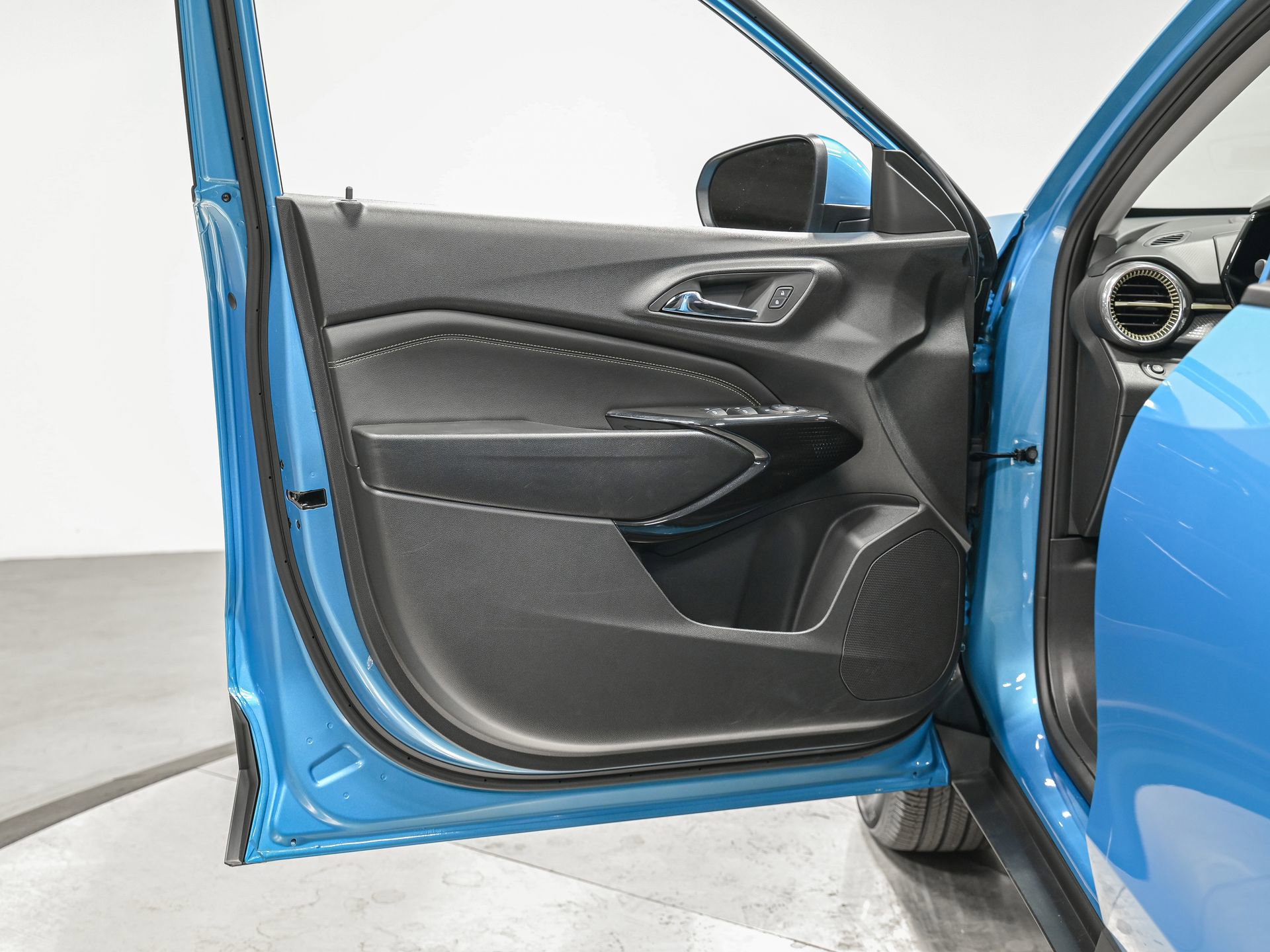 Used 2025 Chevrolet Trax LT w/ LT Convenience Package image 12