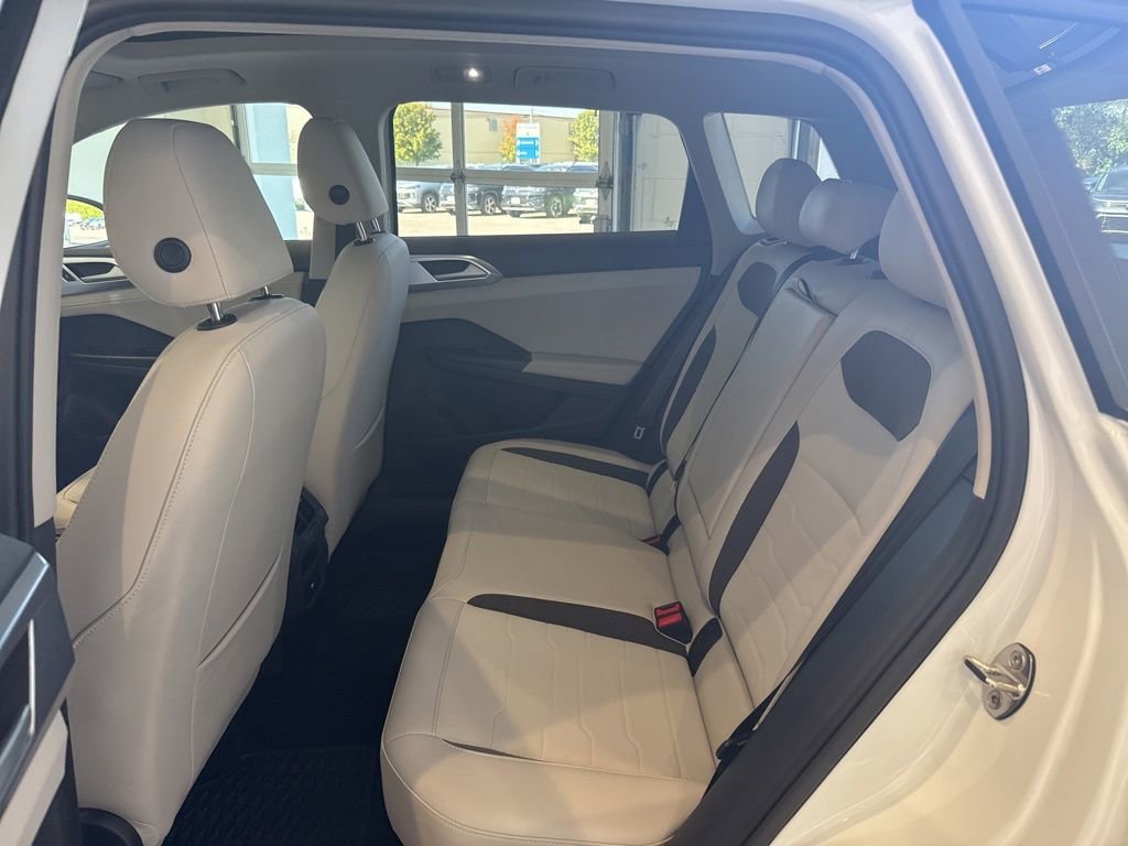 Used 2025 Volkswagen Taos SE w/ Panoramic Sunroof Package image 19