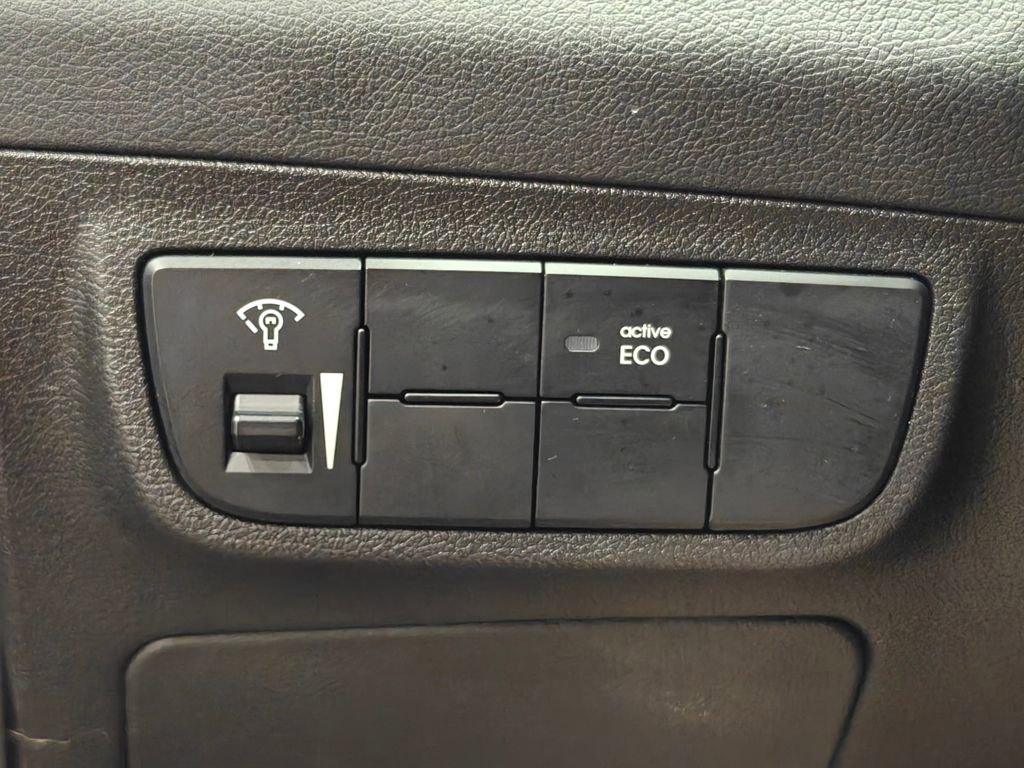 Used 2016 Hyundai Veloster image 15