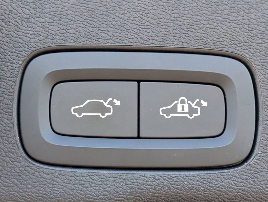 Used 2023 Volvo XC60 B6 Ultimate w/ Climate Package image 27