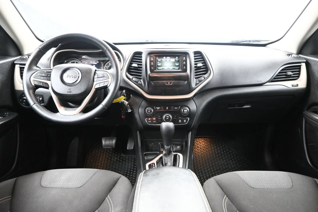 Used 2017 Jeep Cherokee Latitude w/ Cold Weather Group FWD image 27