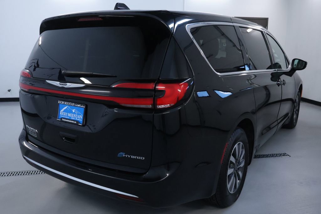 Used 2023 Chrysler Pacifica Touring-L image 7