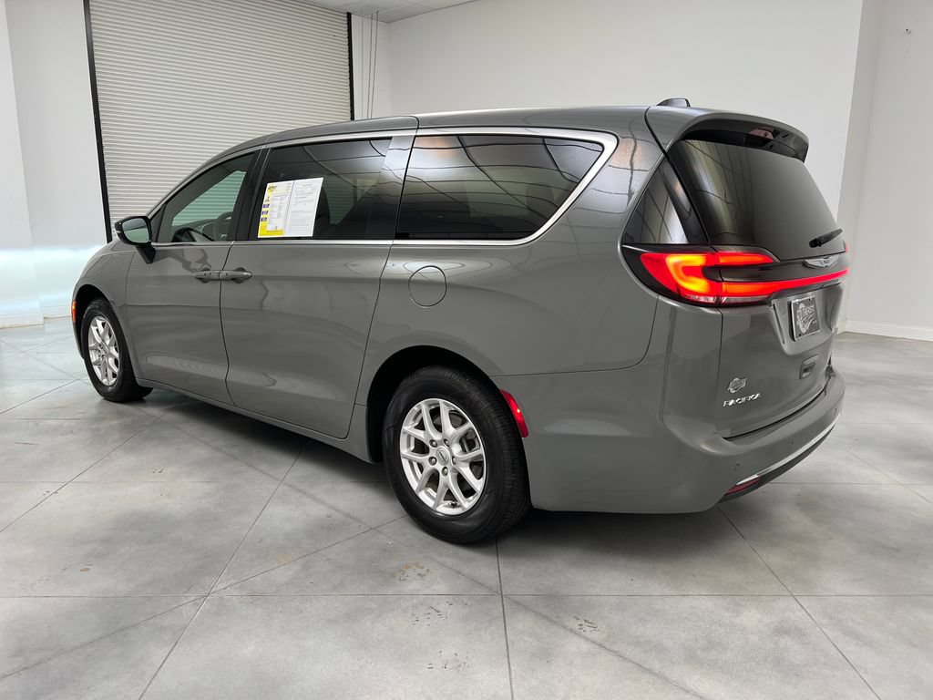 Used 2025 Chrysler Pacifica Select FWD image 6