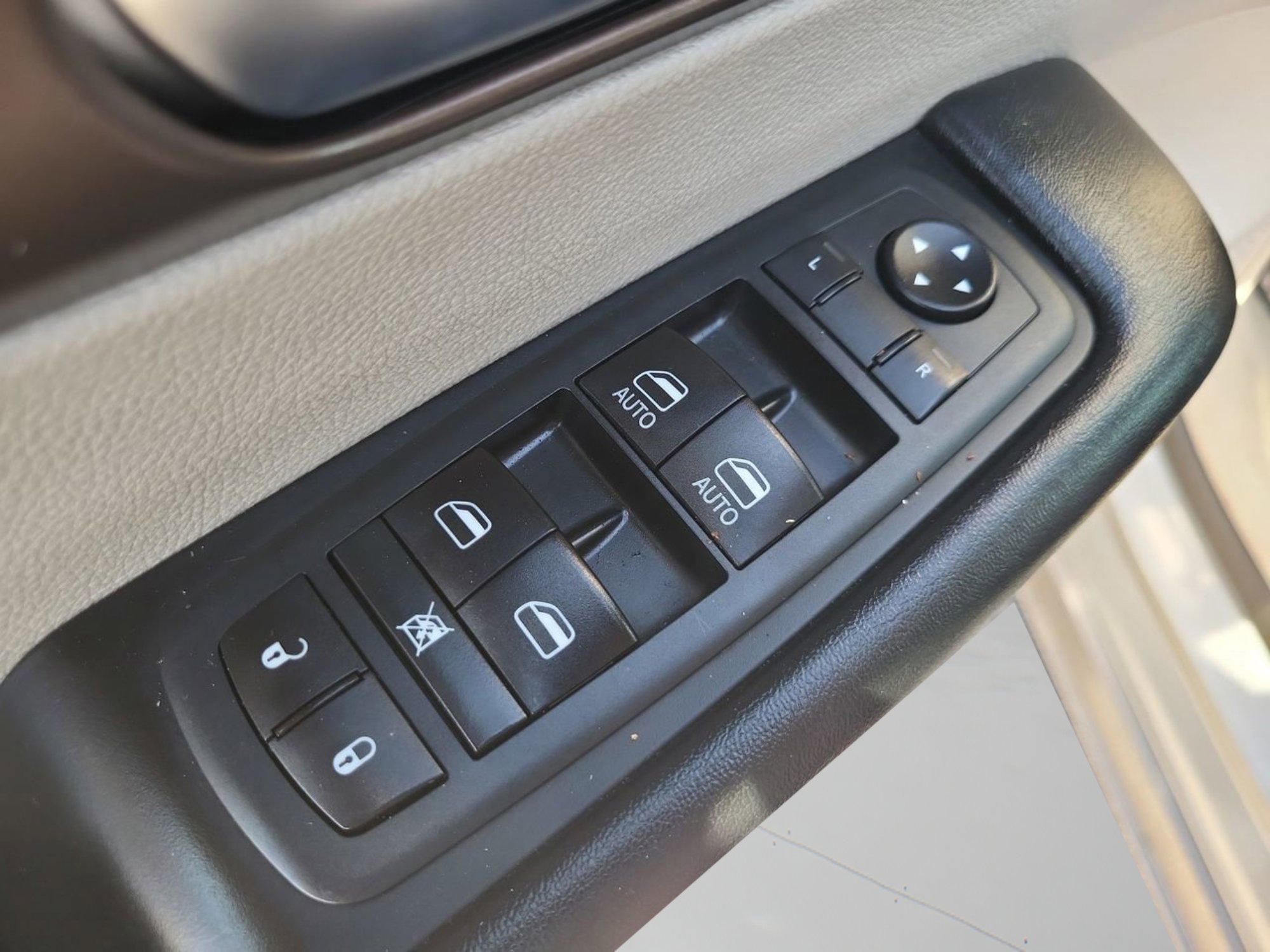 Used 2020 Chrysler Voyager Lxi image 26