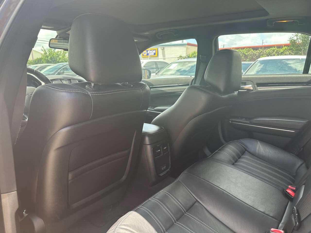 Used 2018 Chrysler 300 S w/ 300S Premium Group RWD image 27
