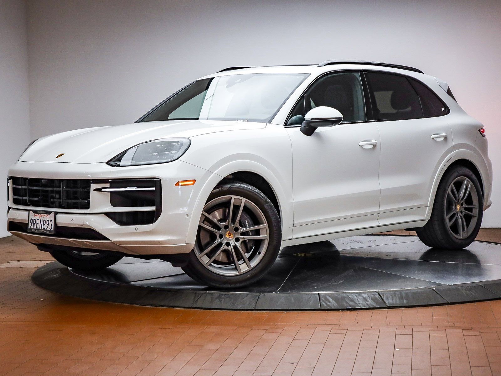 Certified 2025 Porsche Cayenne image 1