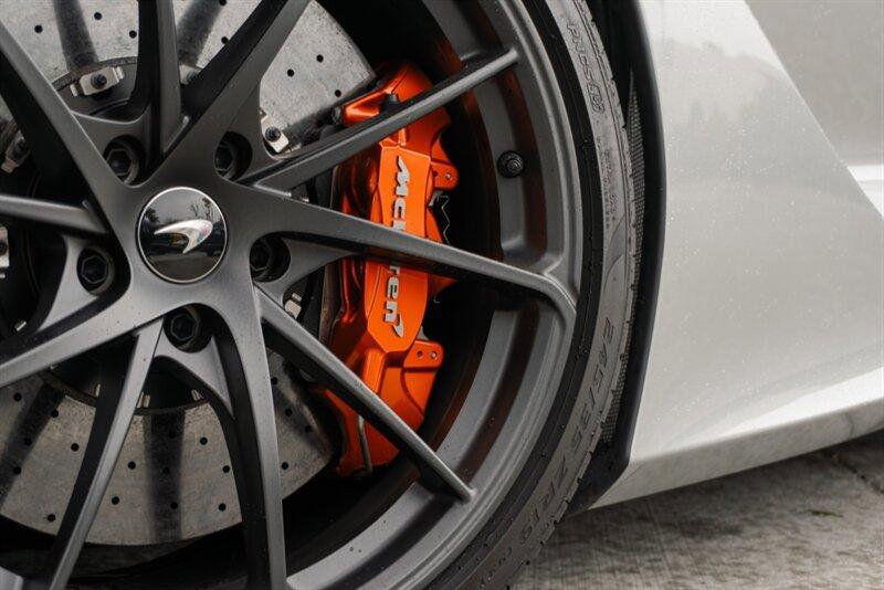 Used 2024 McLaren 750S Spider image 27