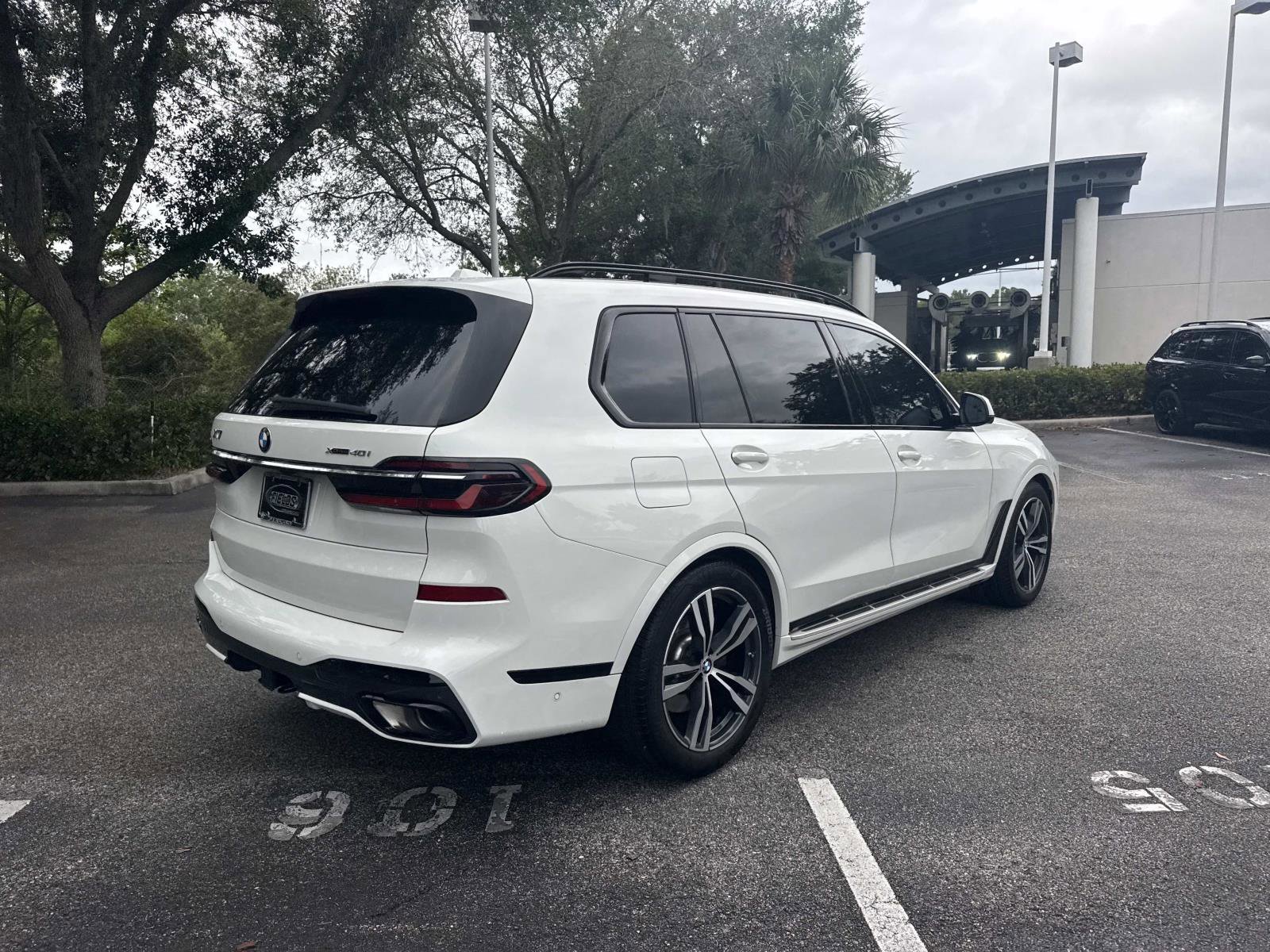 Used 2023 BMW X7 xDrive40i w/ M Sport Package image 4