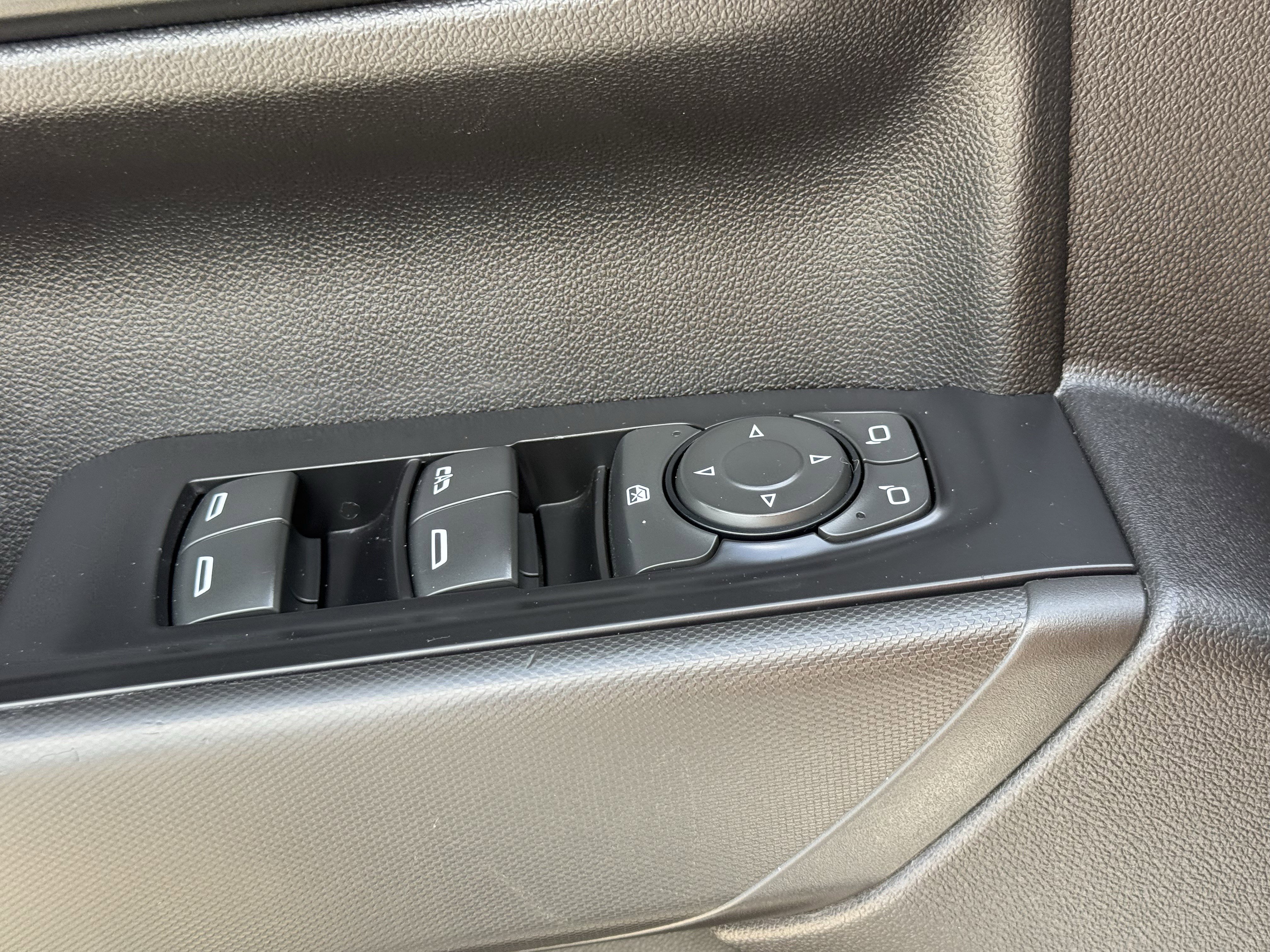 Used 2020 Chevrolet Silverado 1500 Custom w/ Custom Max Trailering Package AWD/4WD image 23