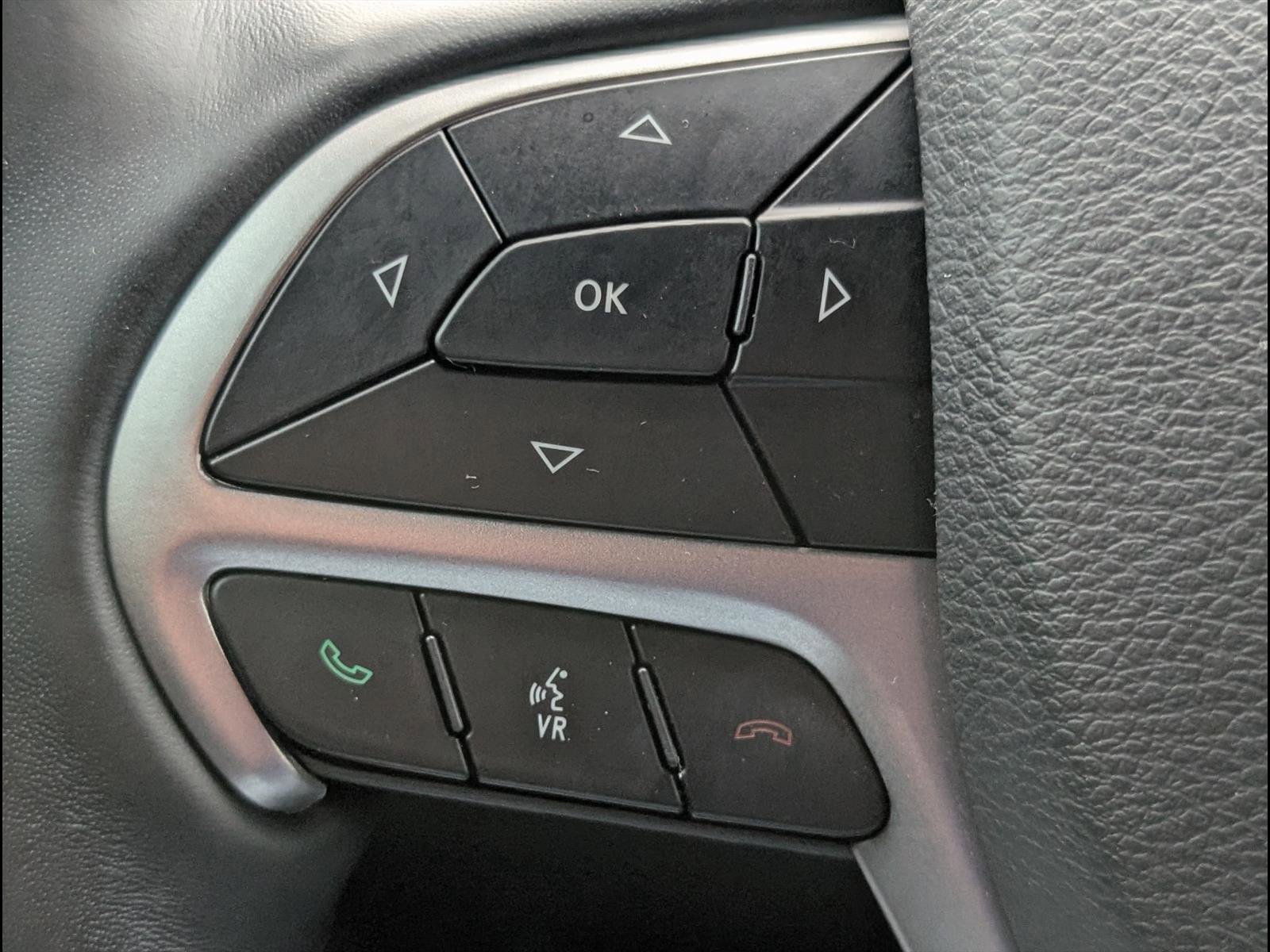 Used 2020 Jeep Grand Cherokee Altitude RWD image 14