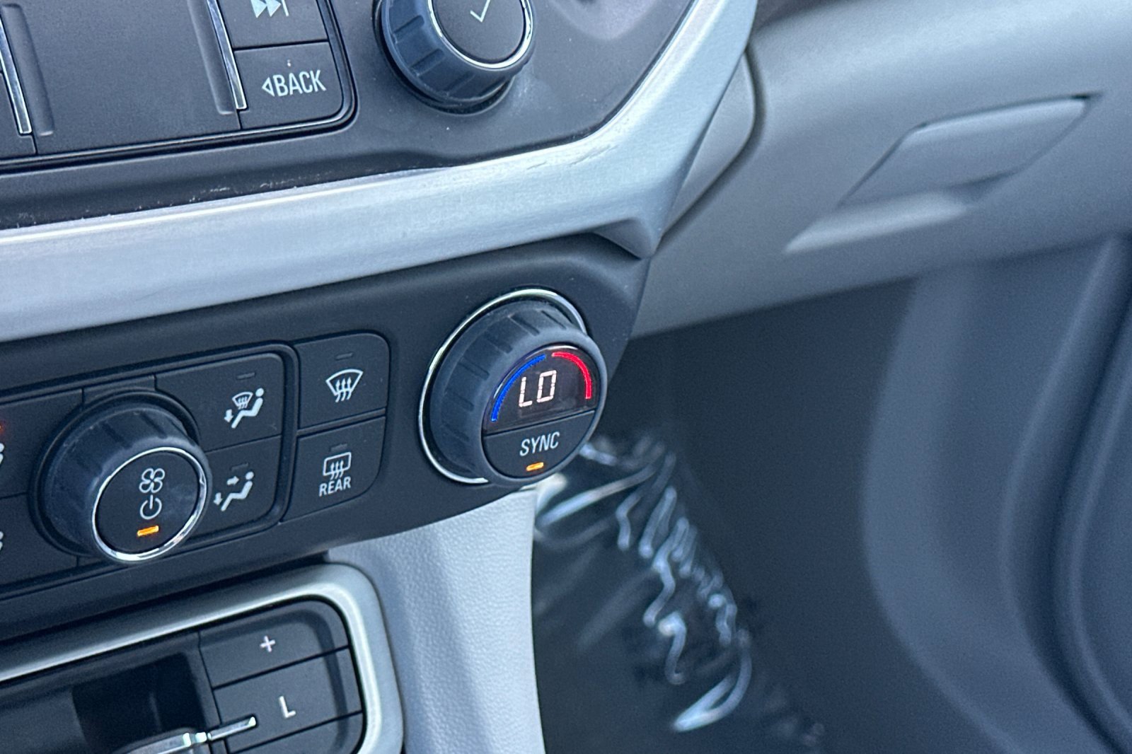 Used 2023 GMC Acadia SLT image 31