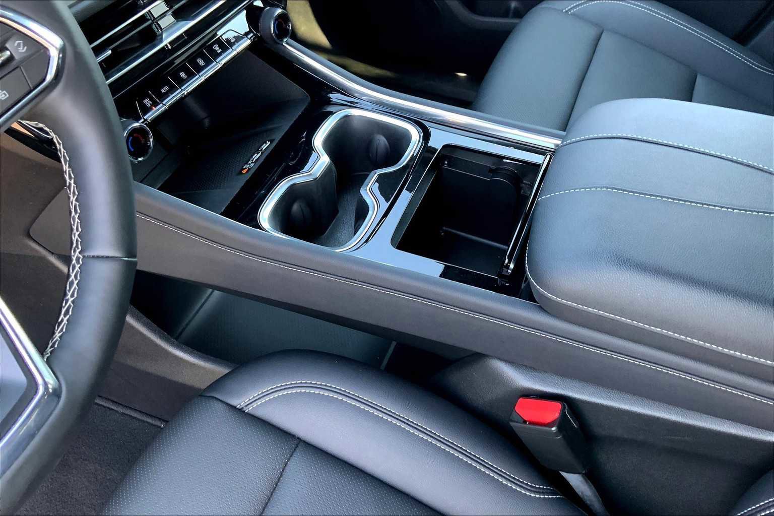 Used 2024 Chevrolet Traverse LT image 16