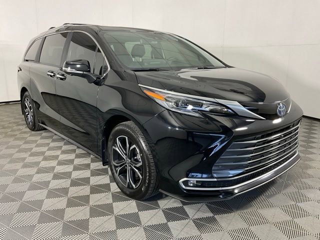 Used 2025 Toyota Sienna Platinum AWD/4WD image 3
