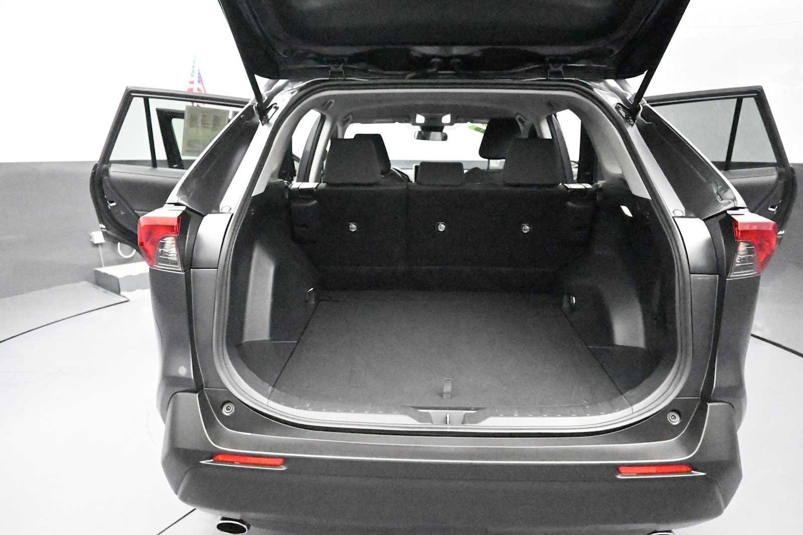 Used 2025 Toyota RAV4 XLE AWD/4WD image 25