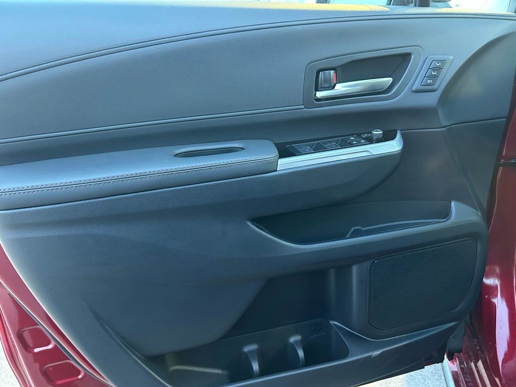 Used 2026 Toyota Sienna Platinum image 11