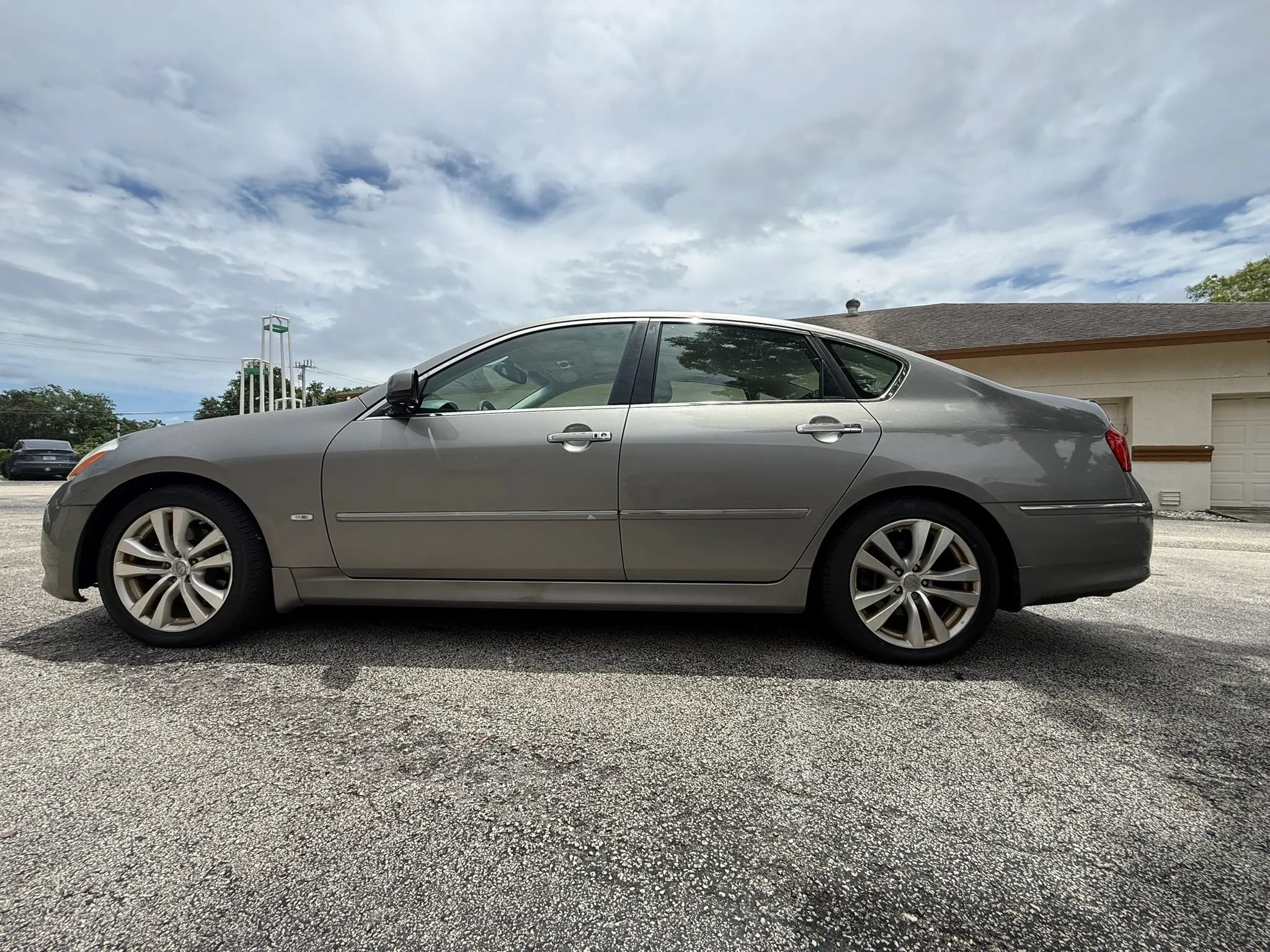 Used 2009 INFINITI M35 w/ Technology Pkg RWD image 3