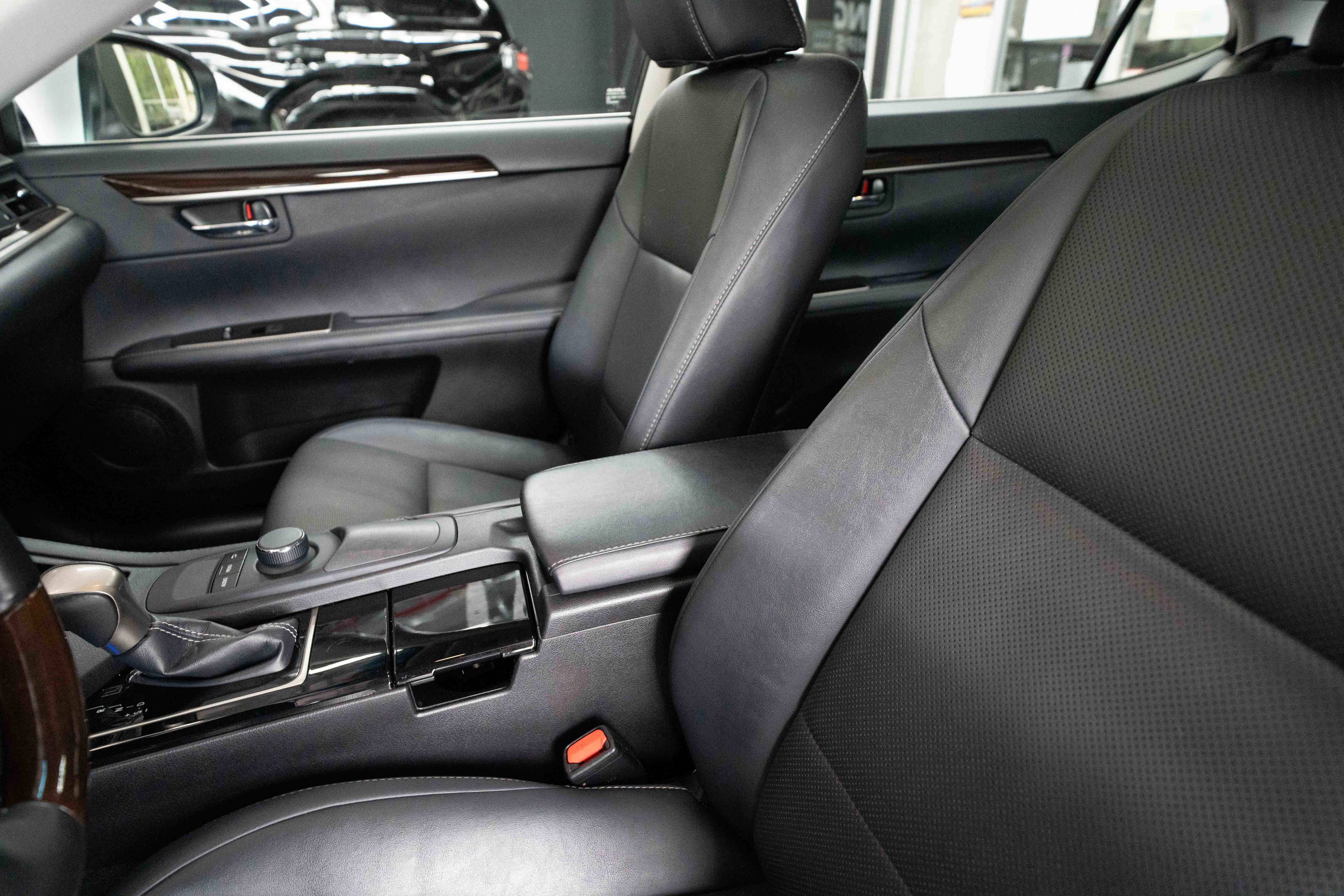 Used 2016 Lexus ES 350 w/ Premium Package w/Wood Trim FWD image 10