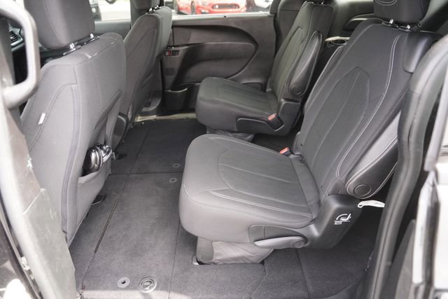 Used 2019 Chrysler Pacifica Touring Plus w/ S Appearance Package FWD image 12