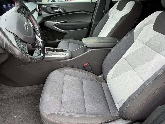 Used 2024 Chevrolet Trax RS w/ Sunroof Package FWD image 17