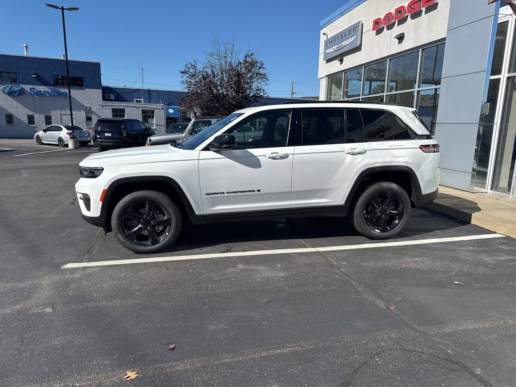 New 2025 Jeep Grand Cherokee Limited w/ Black Appearance Package image 3