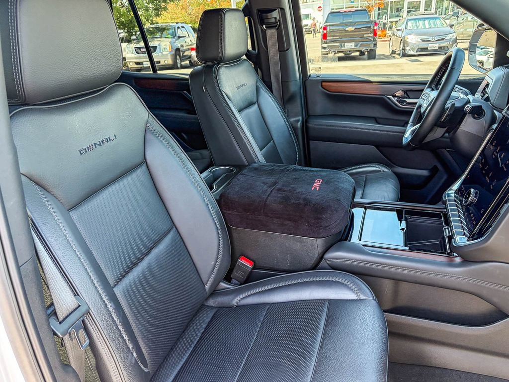 Used 2025 GMC Yukon Denali w/ Sun & Power Step Package AWD/4WD image 37