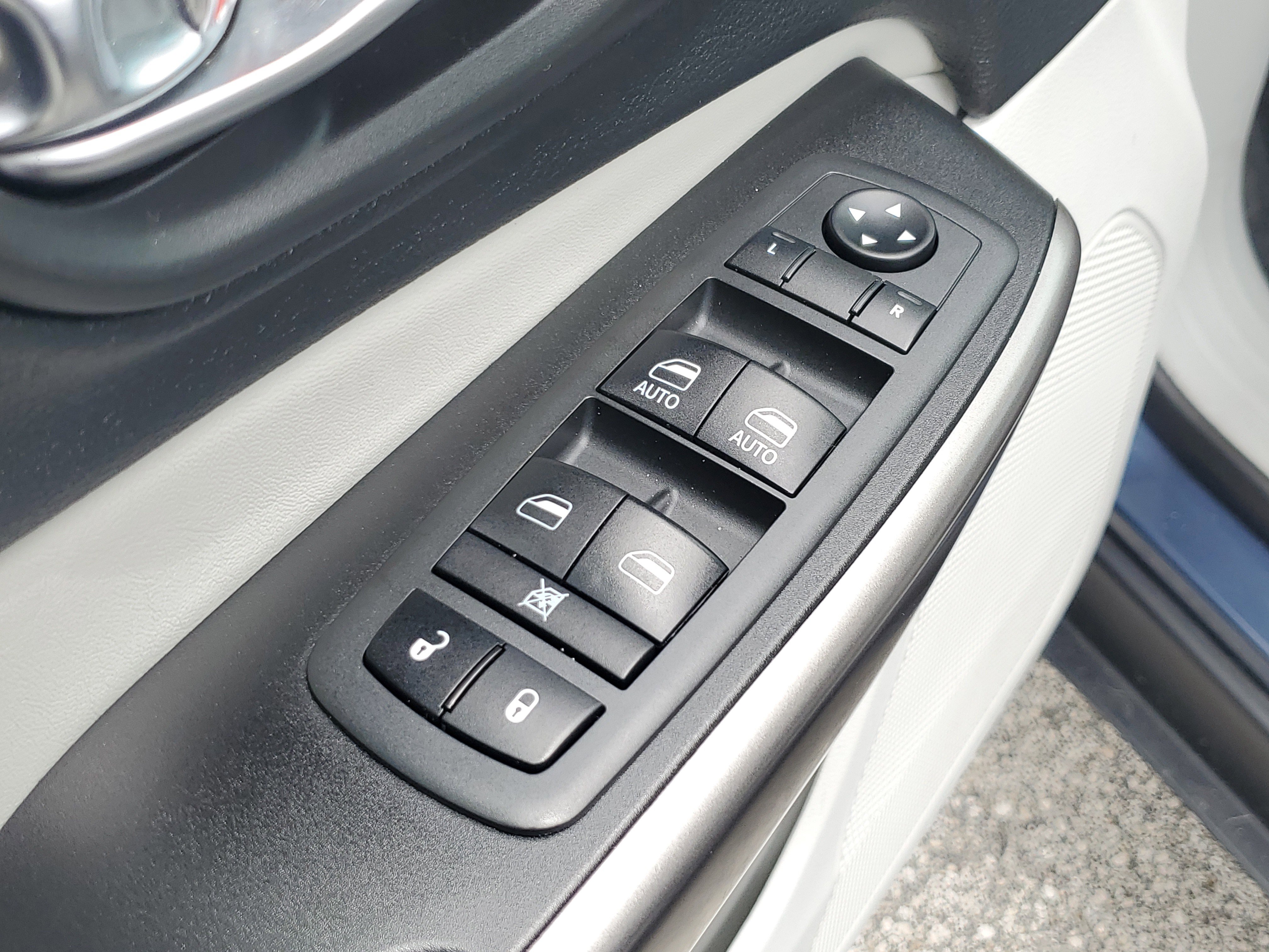 Used 2020 Jeep Cherokee Latitude Plus w/ Comfort/Convenience Group FWD image 20