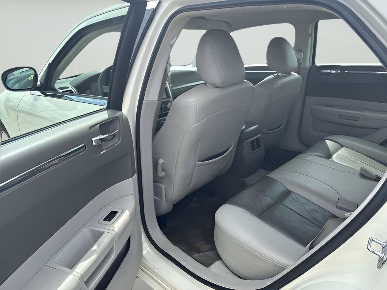 Used 2008 Chrysler 300 Touring RWD image 17