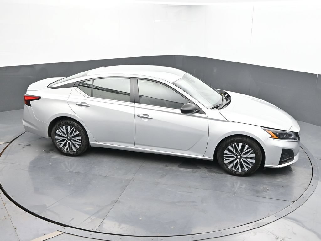 Used 2024 Nissan Altima 2.5 SV FWD image 24
