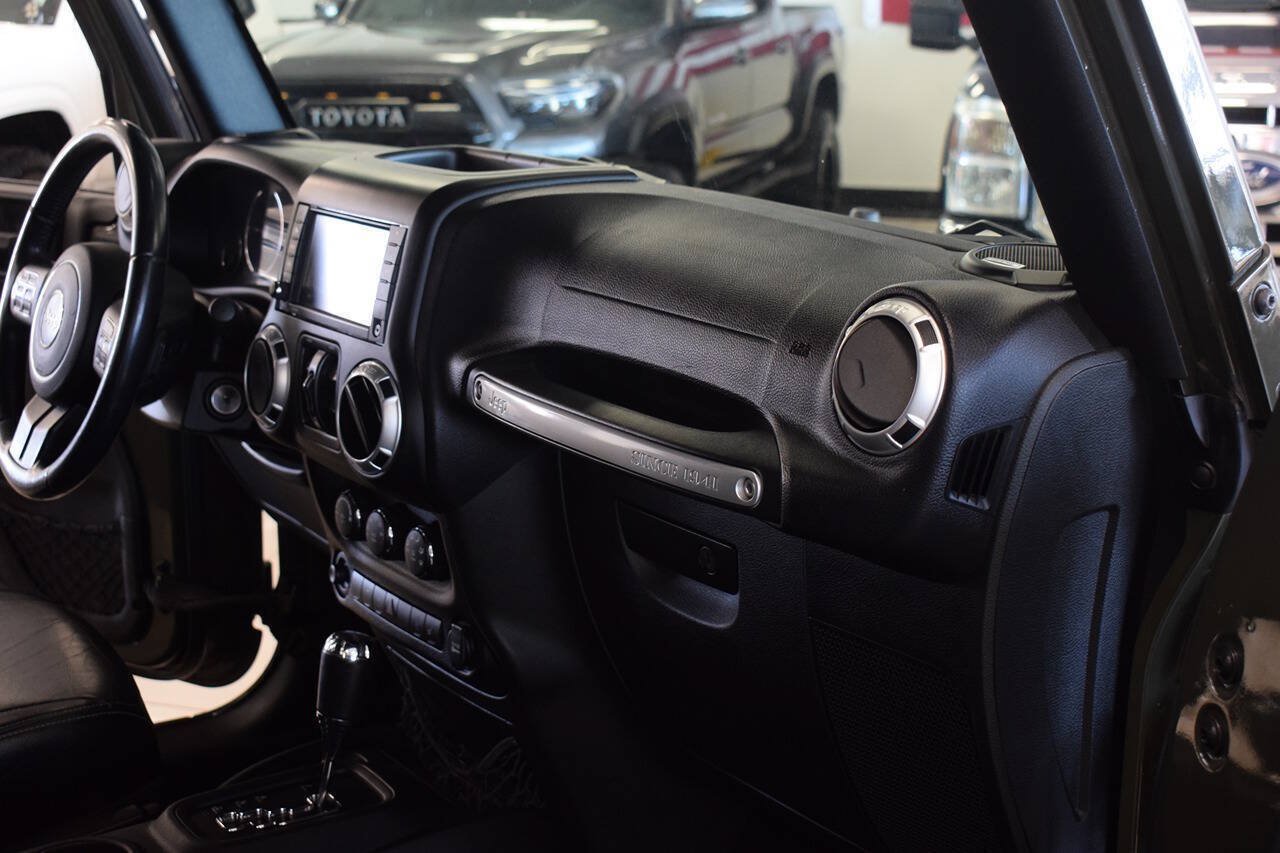 Used 2015 Jeep Wrangler Unlimited Sahara w/ Dual Top Group AWD/4WD image 43