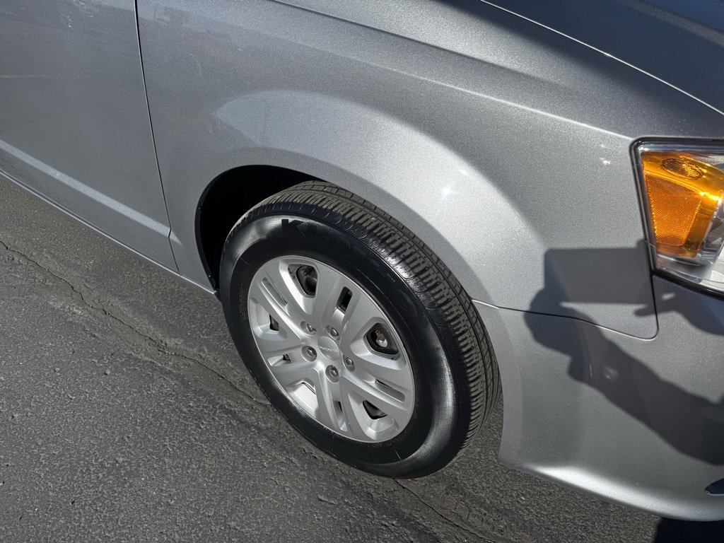 Used 2018 Dodge Grand Caravan SE w/ UConnect Hands-Free Group image 9