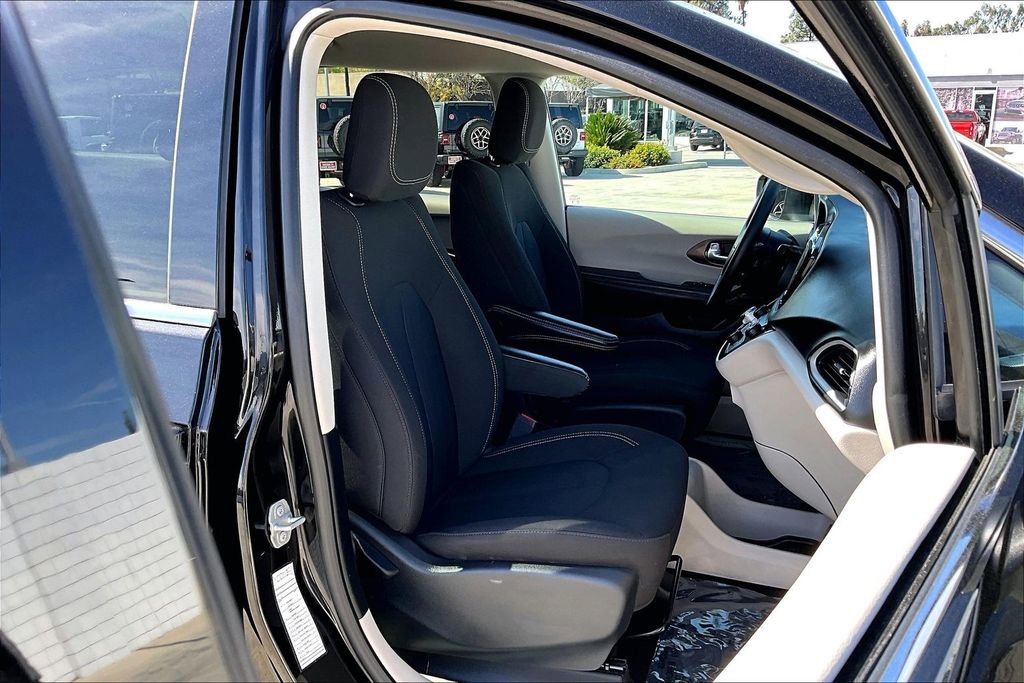 Certified 2024 Chrysler Voyager LX image 16