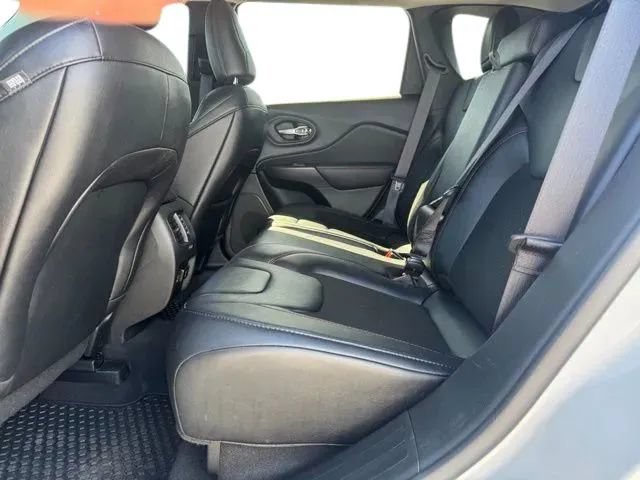 Used 2022 Jeep Cherokee Trailhawk w/ Comfort/Convenience Group AWD/4WD image 17