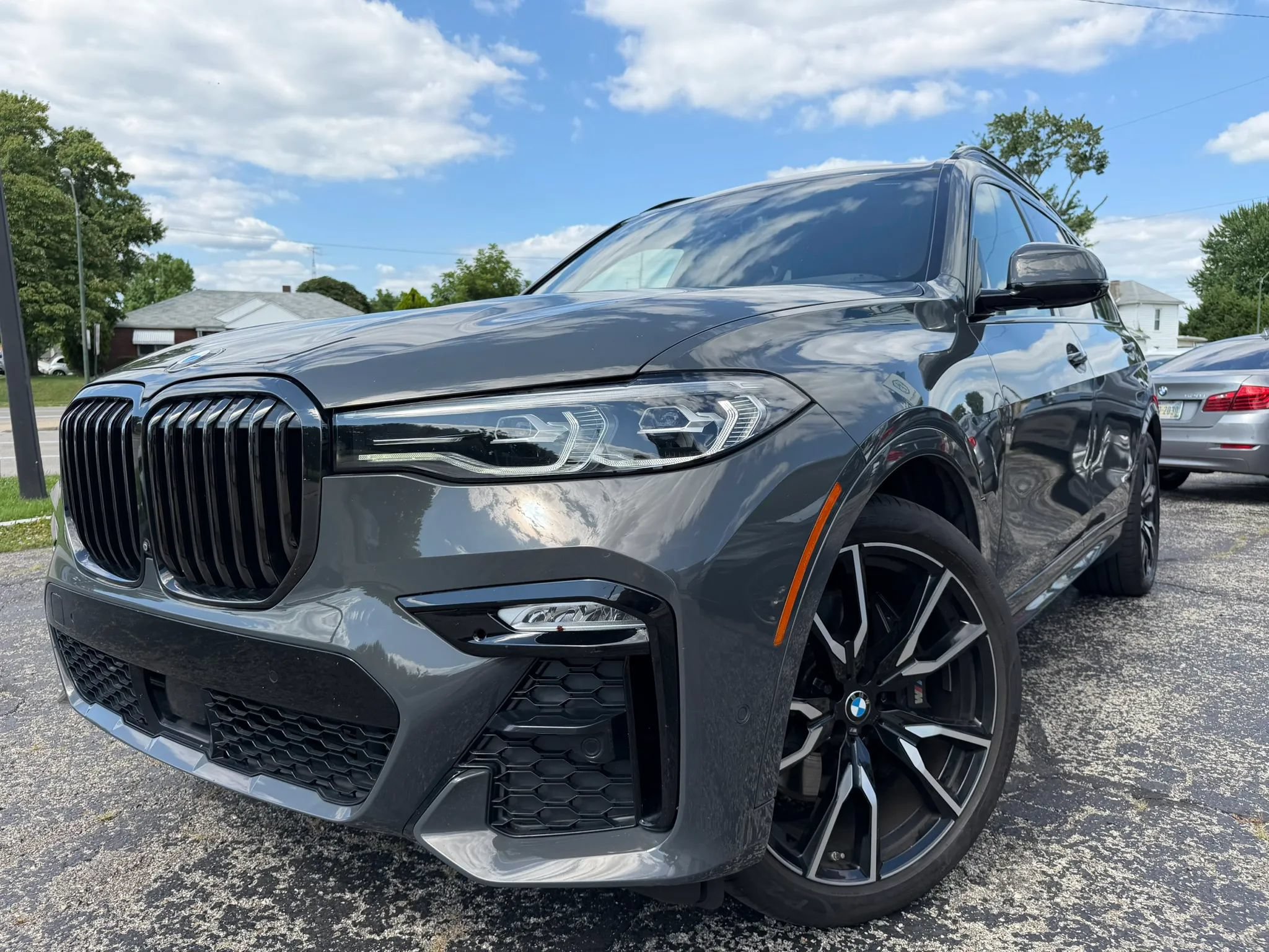 Used 2022 BMW X7 xDrive40i w/ M Sport Package AWD/4WD image 1