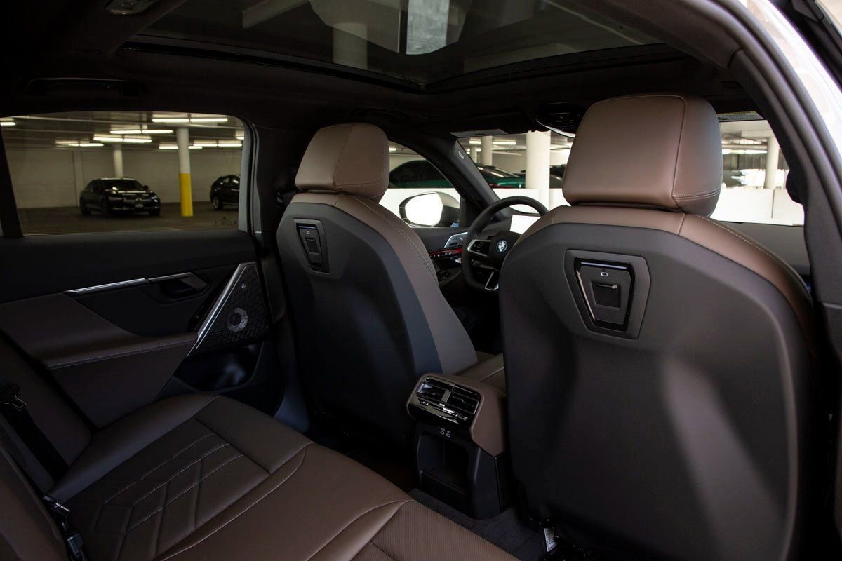 Used 2026 BMW 550e xDrive w/ Premium Package AWD/4WD image 27