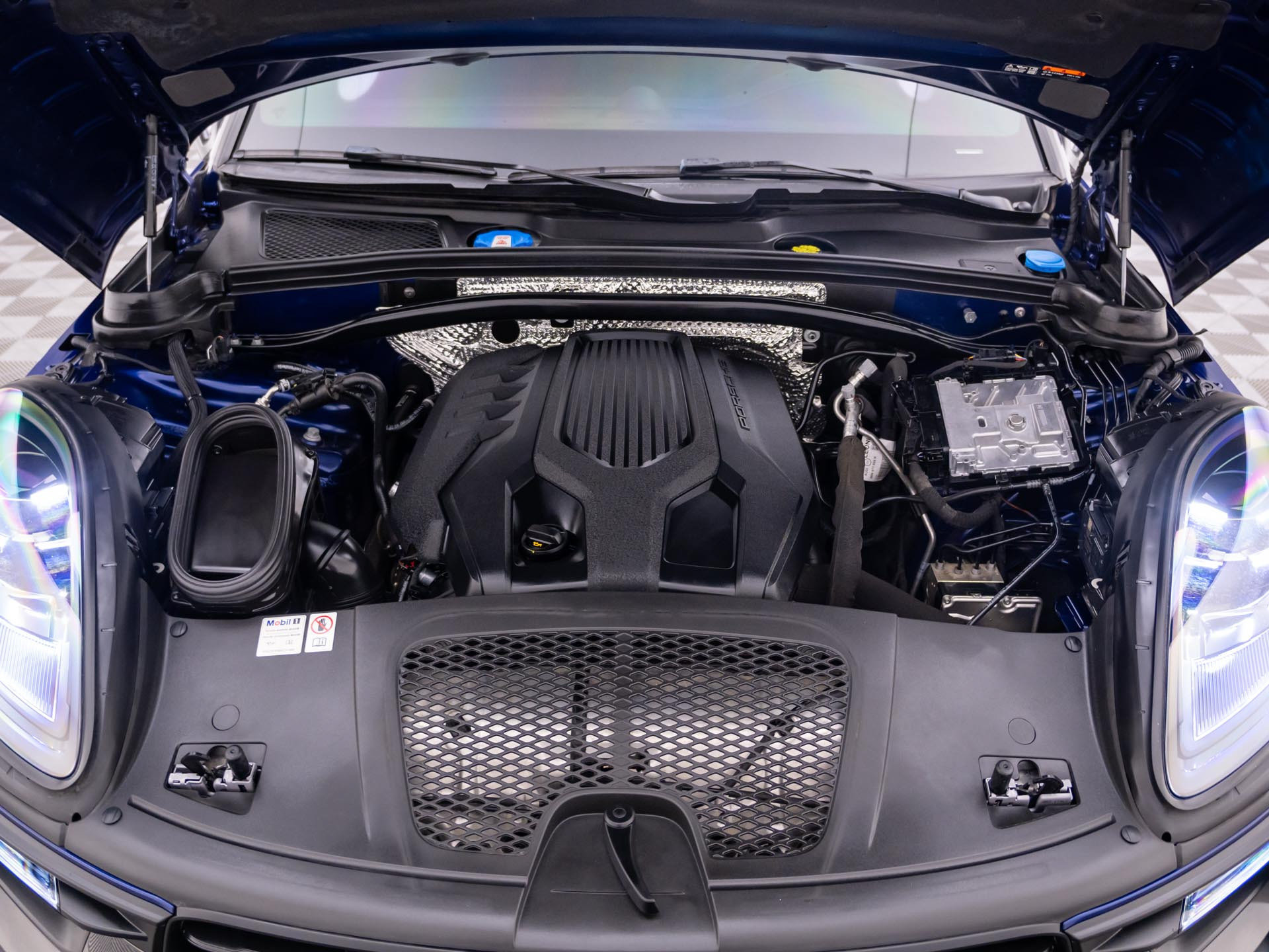 Certified 2024 Porsche Macan Turbo AWD/4WD image 29