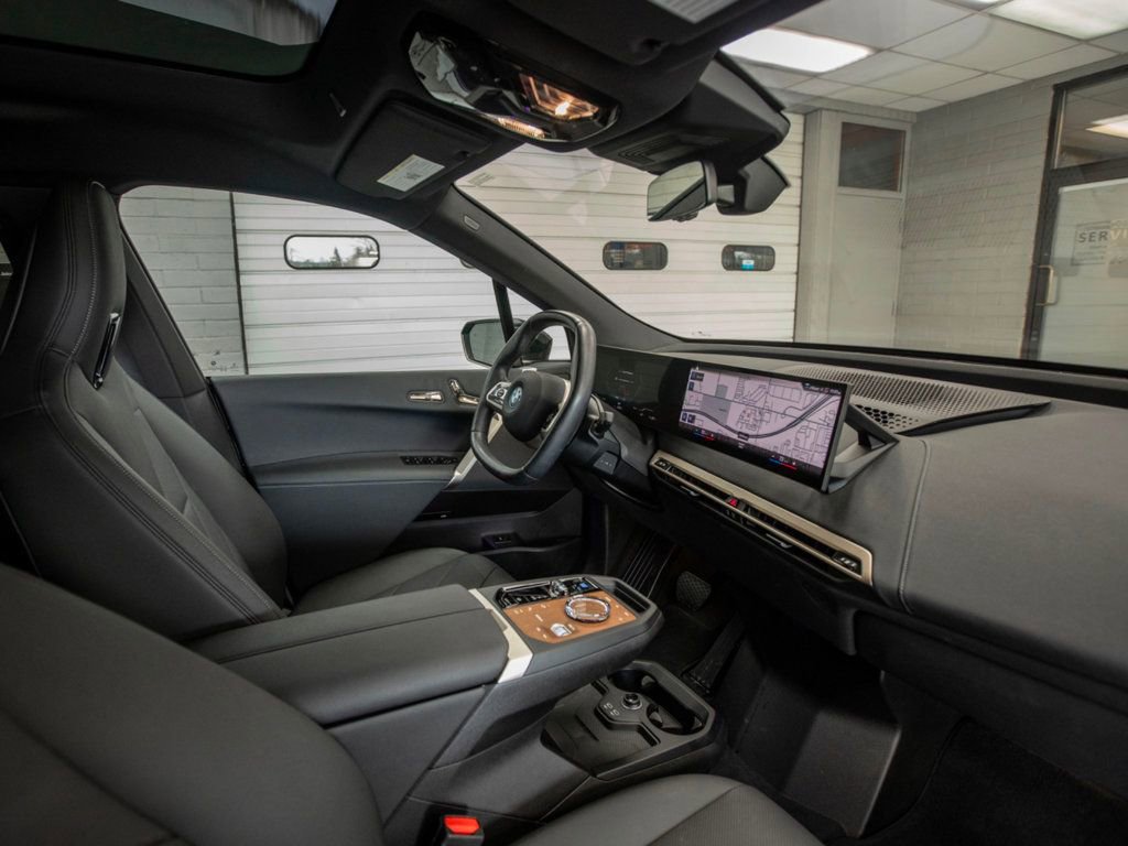 Used 2023 BMW iX xDrive50 w/ Premium Package image 15