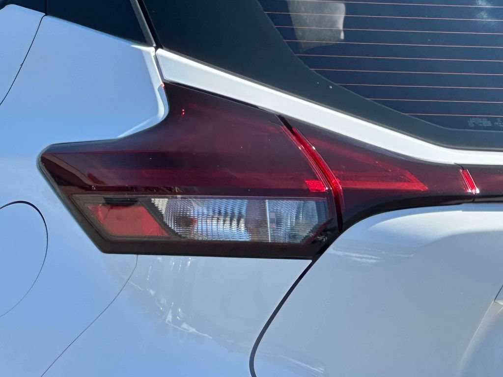 Used 2023 Nissan Kicks S FWD image 8