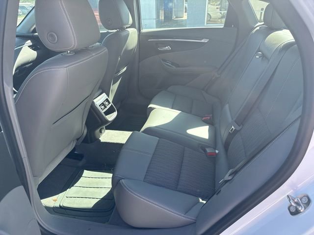 Used 2016 Chevrolet Impala LT w/ Convenience Package image 10