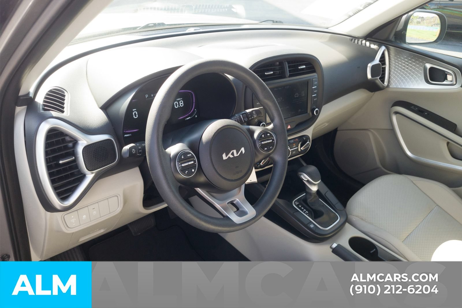 Used 2025 Kia Soul LX w/ LX Technology Package FWD image 14