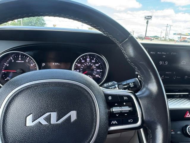 Used 2023 Kia Carnival LX FWD image 2