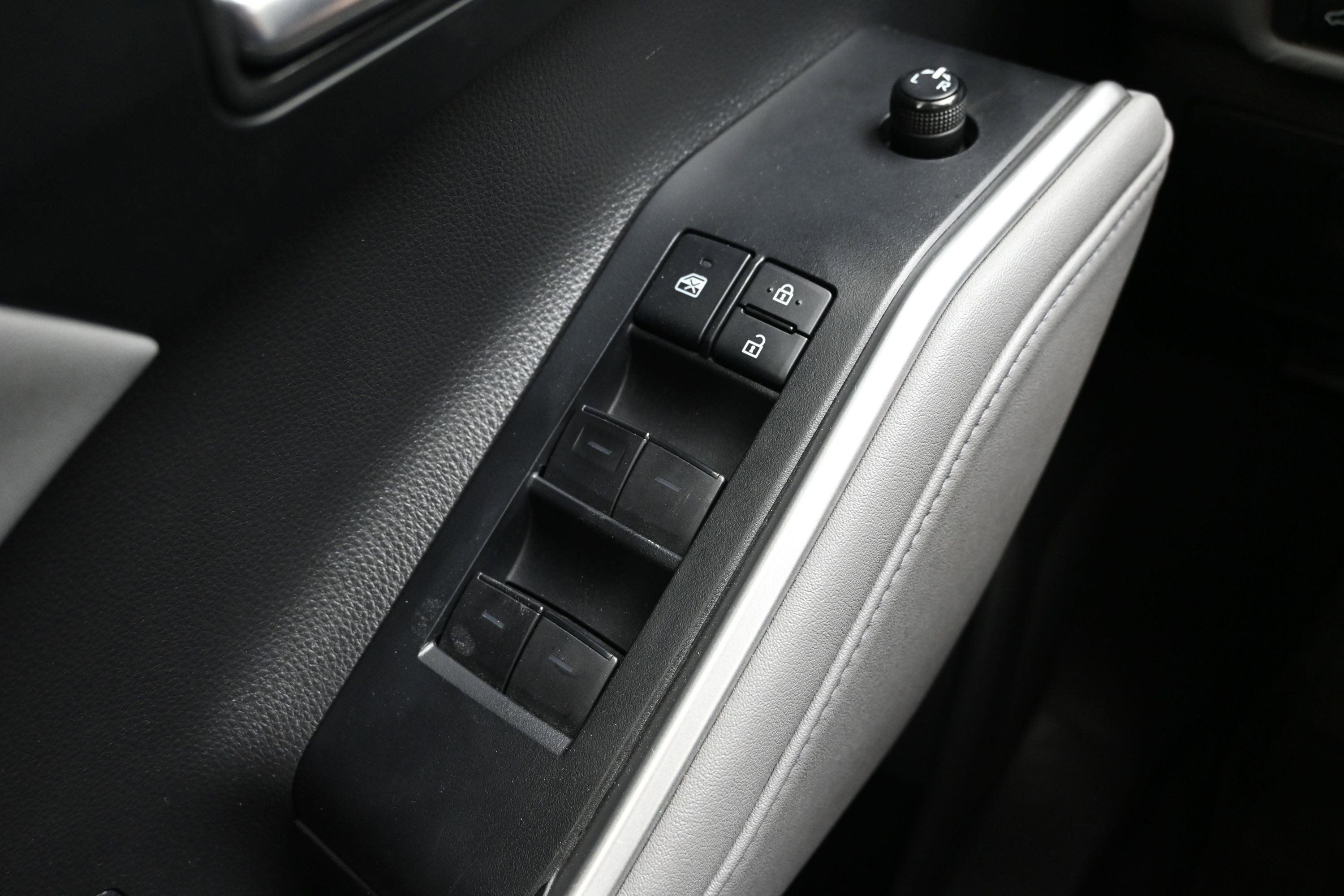 Used 2021 Toyota Highlander XLE AWD/4WD image 25